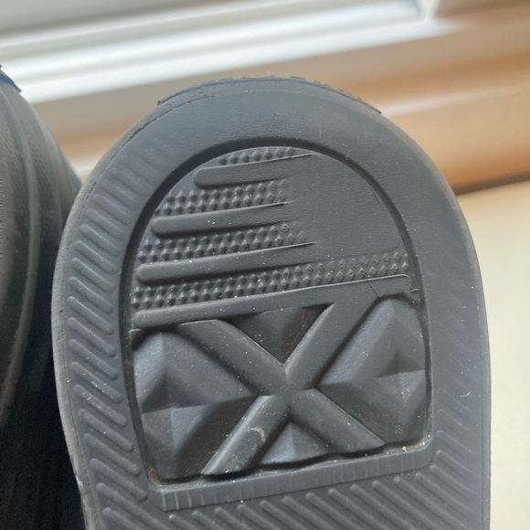 Black converse - Picture 5 of 6